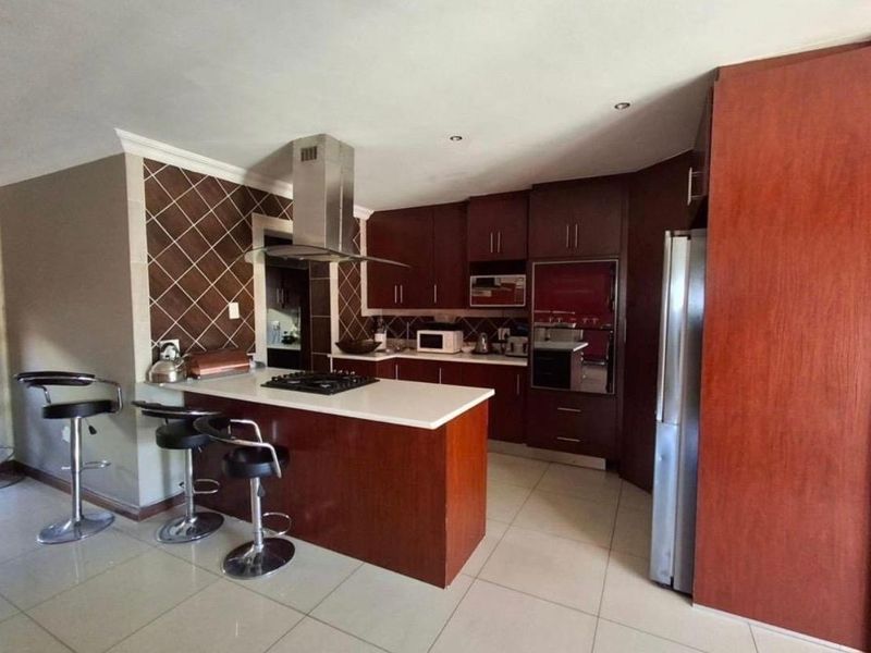 6 Bedroom House For Sale in Theresapark, Akasia - Photo 3