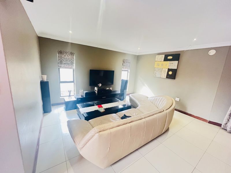 6 Bedroom House For Sale in Theresapark, Akasia - Photo 9