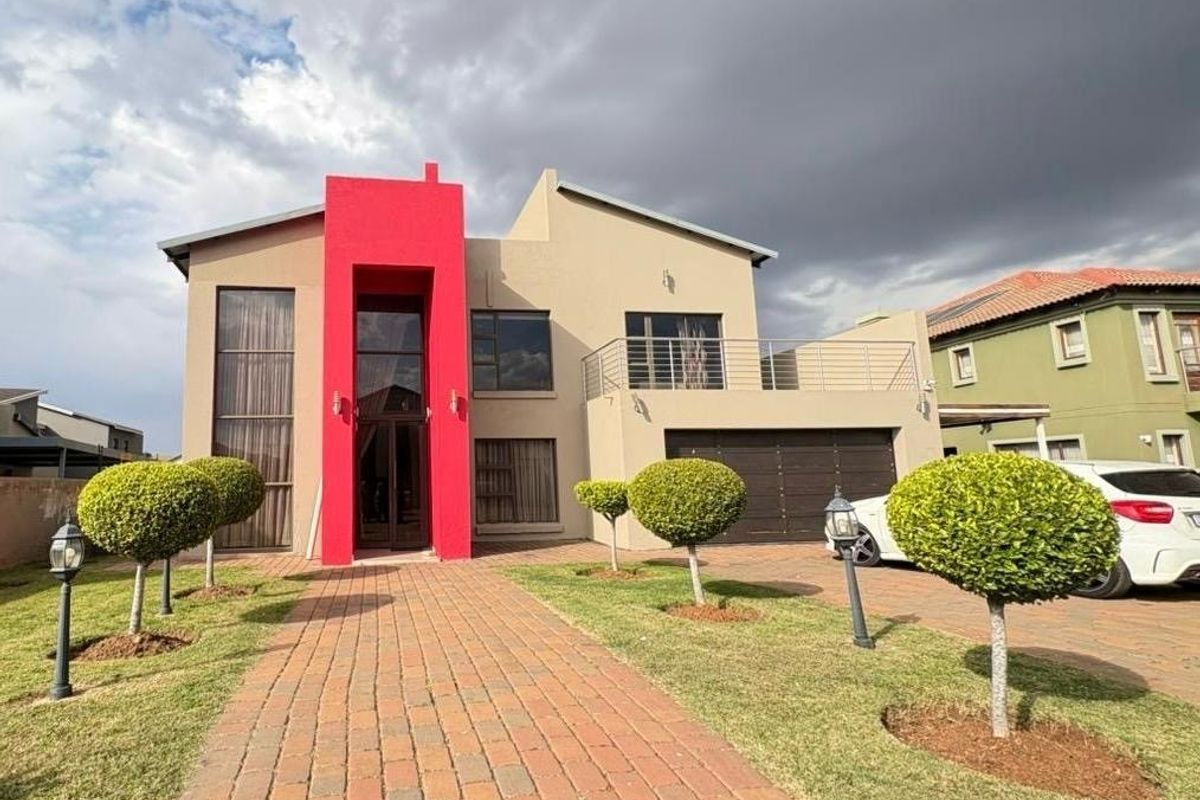 6 Bedroom House For Sale in Theresapark, Akasia - Photo 2