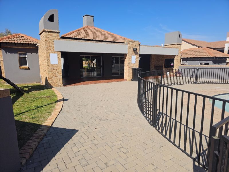 Ground Floor 3 Bedroom 2 Bathroom Apartment For Sale in Noordwyk, Midrand - Photo 3