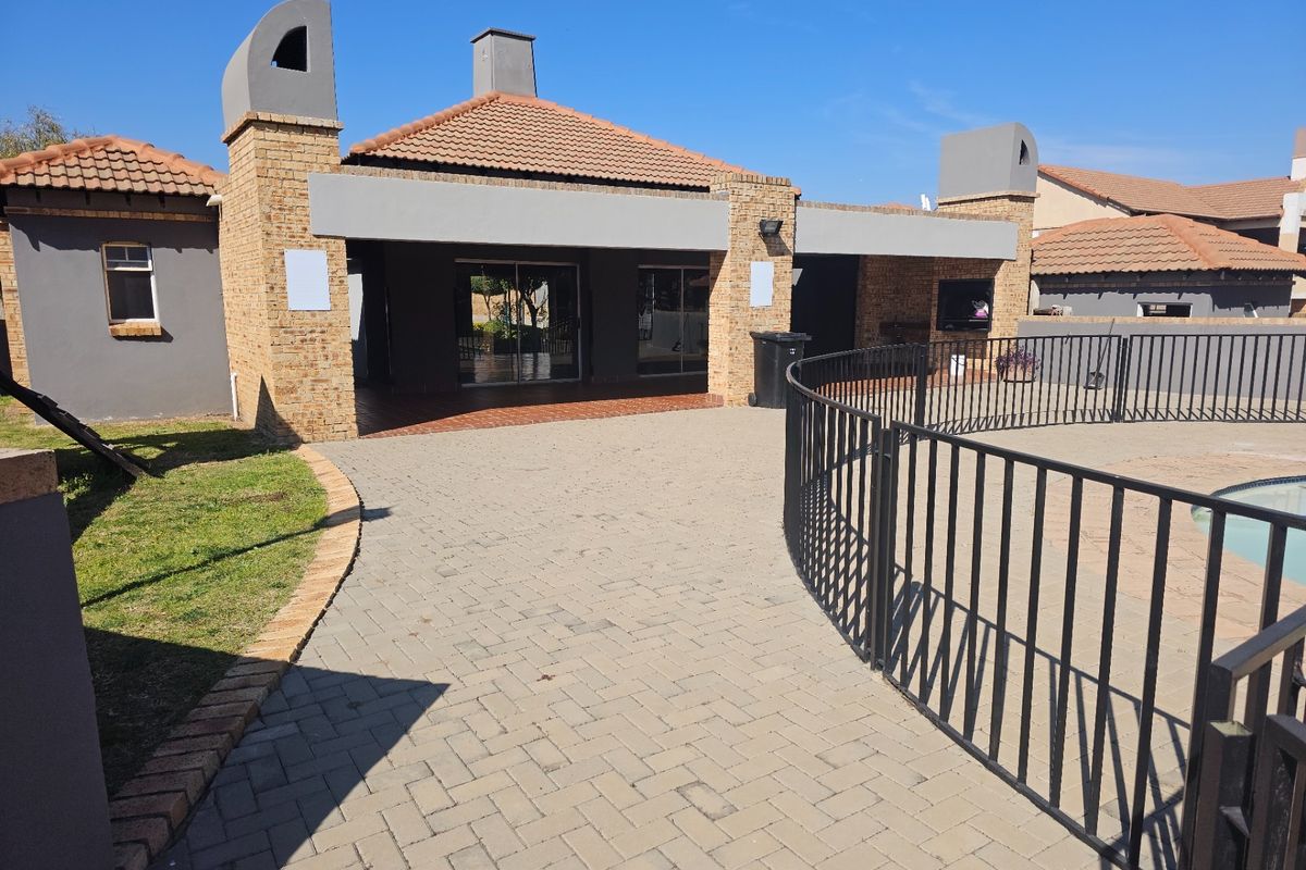 Ground Floor 3 Bedroom 2 Bathroom Apartment For Sale in Noordwyk, Midrand - Photo 3
