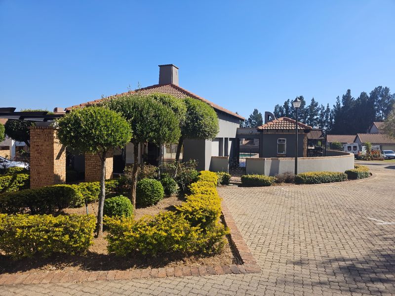 Ground Floor 3 Bedroom 2 Bathroom Apartment For Sale in Noordwyk, Midrand - Photo 2