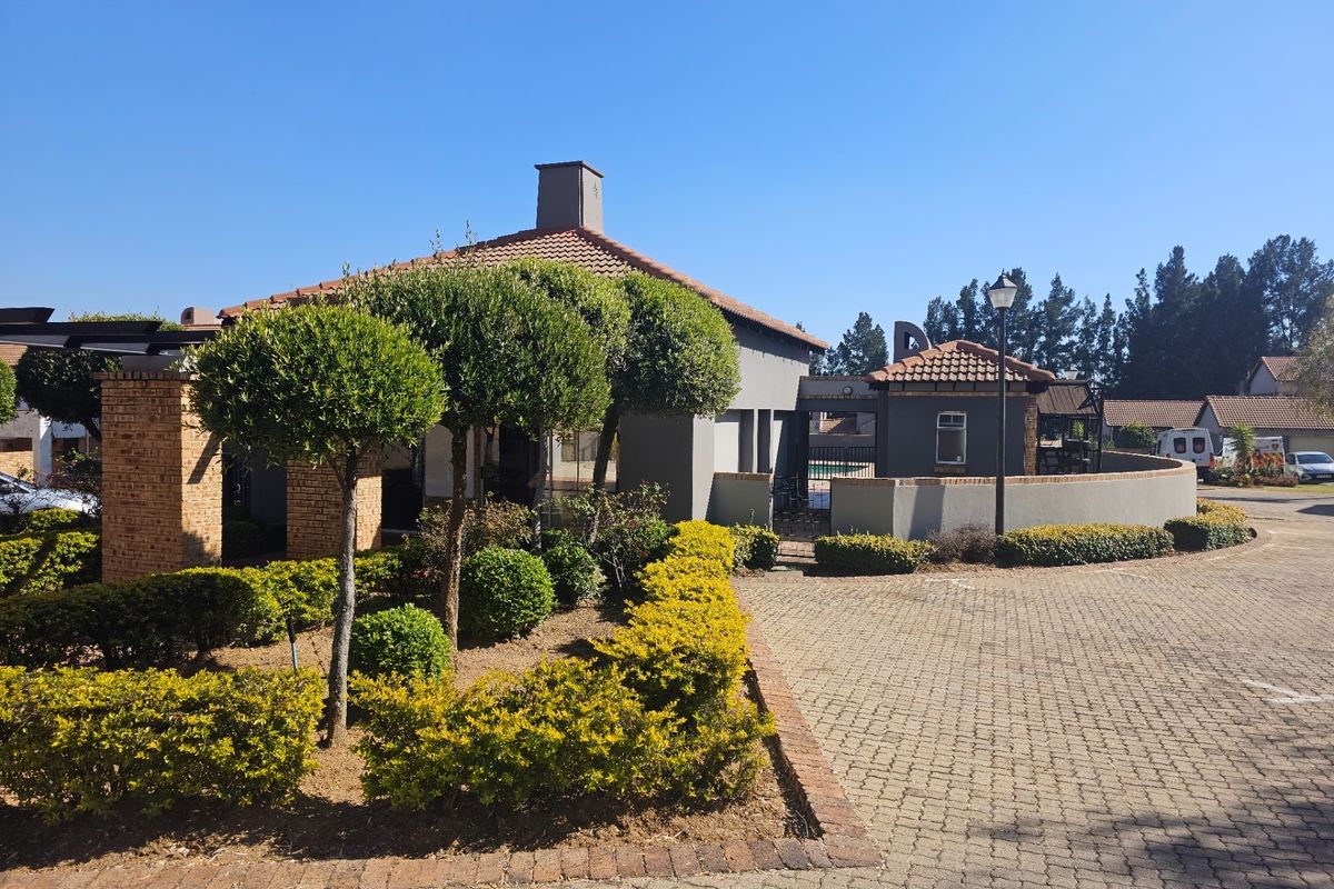 Ground Floor 3 Bedroom 2 Bathroom Apartment For Sale in Noordwyk, Midrand - Photo 2