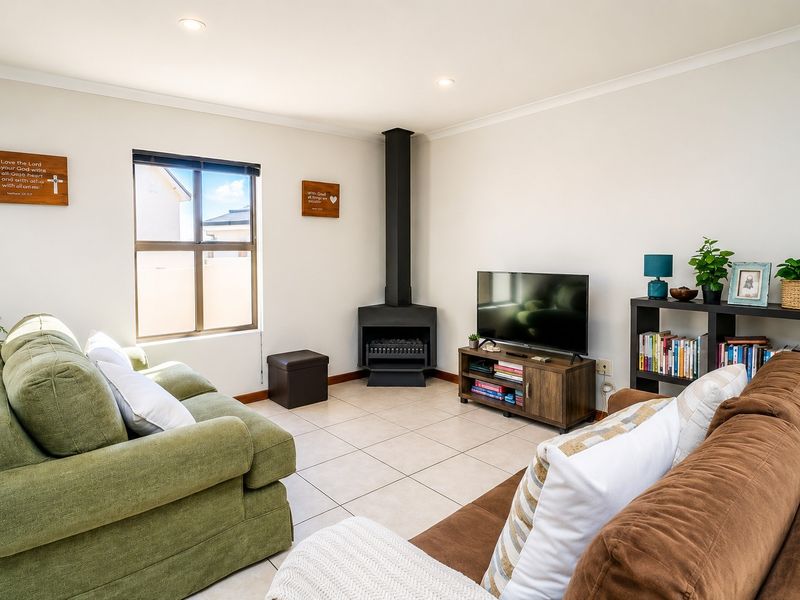 Rent a 3 bedroom Family Home in the Heart of Graanendal, Durbanville - Photo 5