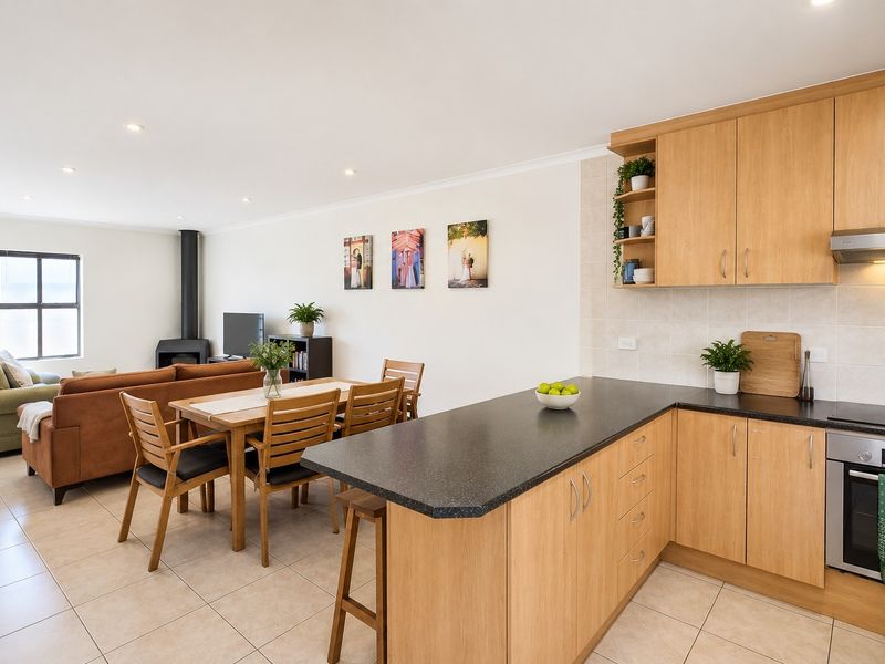 Rent a 3 bedroom Family Home in the Heart of Graanendal, Durbanville - Photo 4