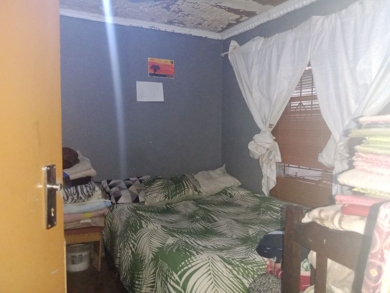 CASH INVESTMENT OPPORTUNITY ON THIS PROPERTY IN LOTUS GARDENS, PRETORIA WEST - Photo 10
