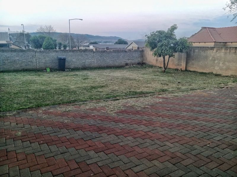 CASH INVESTMENT OPPORTUNITY ON THIS PROPERTY IN LOTUS GARDENS, PRETORIA WEST - Photo 1