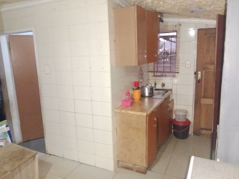 CASH INVESTMENT OPPORTUNITY ON THIS PROPERTY IN LOTUS GARDENS, PRETORIA WEST - Photo 4