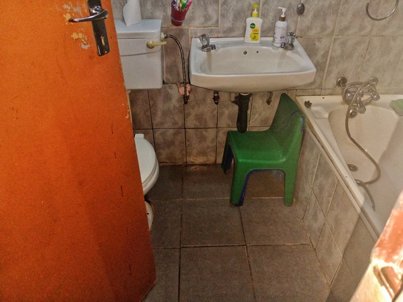 CASH INVESTMENT OPPORTUNITY ON THIS PROPERTY IN LOTUS GARDENS, PRETORIA WEST - Photo 9