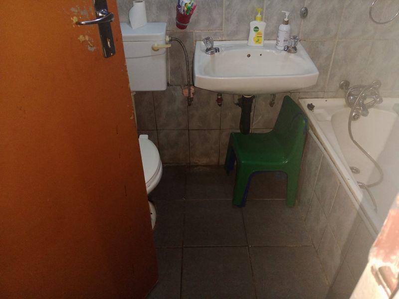 CASH INVESTMENT OPPORTUNITY ON THIS PROPERTY IN LOTUS GARDENS, PRETORIA WEST - Photo 8