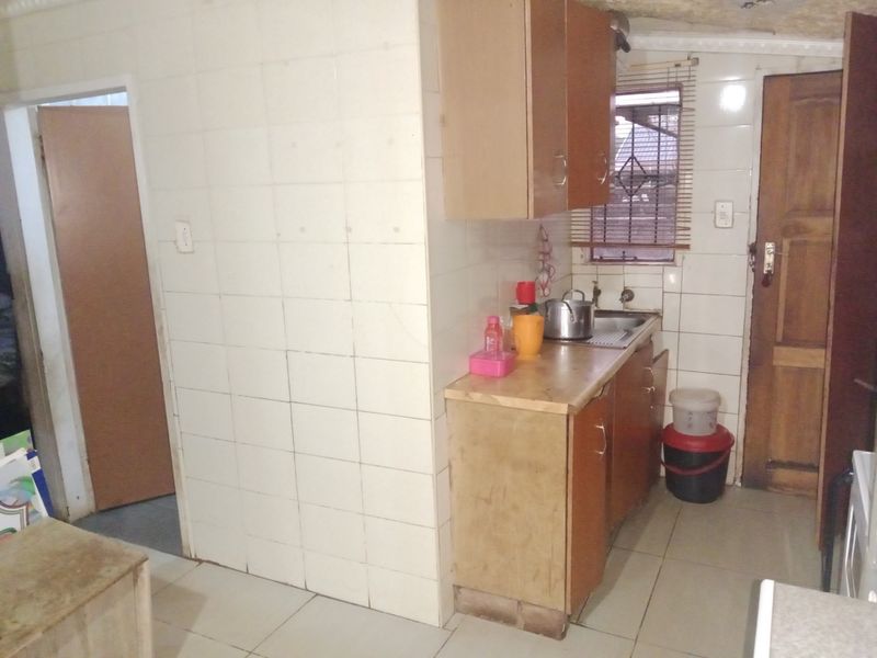 CASH INVESTMENT OPPORTUNITY ON THIS PROPERTY IN LOTUS GARDENS, PRETORIA WEST - Photo 3