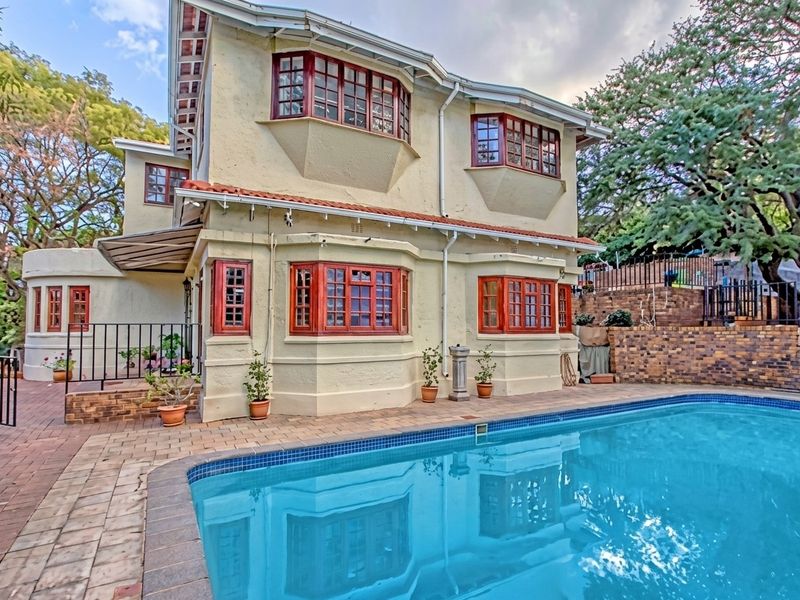 Elevated Family Living with 5 Bedrooms, Pool and Tree-Top Views on a 1732sqm stand - Photo 2