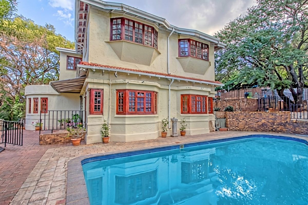 Elevated Family Living with 5 Bedrooms, Pool and Tree-Top Views on a 1732sqm stand - Photo 2