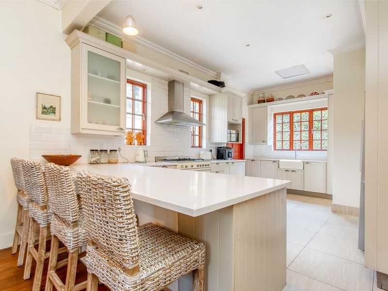 Elevated Family Living with 5 Bedrooms, Pool and Tree-Top Views on a 1732sqm stand - Photo 3