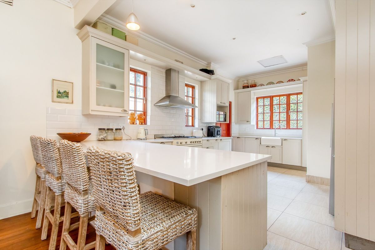 Elevated Family Living with 5 Bedrooms, Pool and Tree-Top Views on a 1732sqm stand - Photo 3