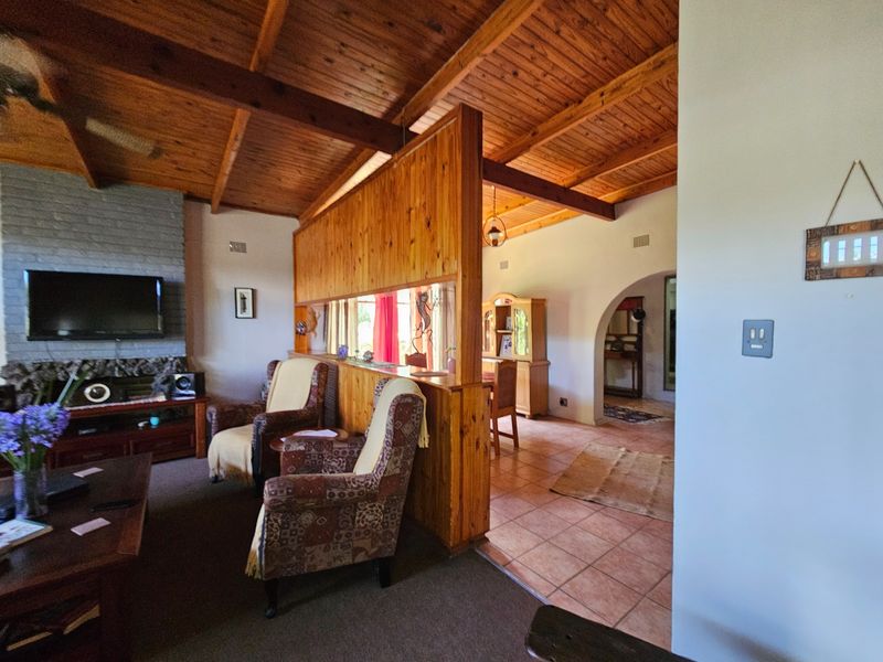 4 Bedroom House, Pool and 2 Garages in Popular Neighborhood For Sale in Barberton - Photo 3