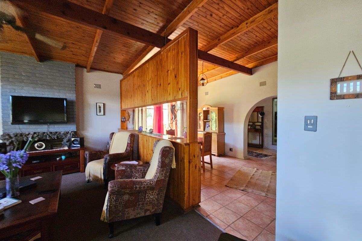4 Bedroom House, Pool and 2 Garages in Popular Neighborhood For Sale in Barberton - Photo 3