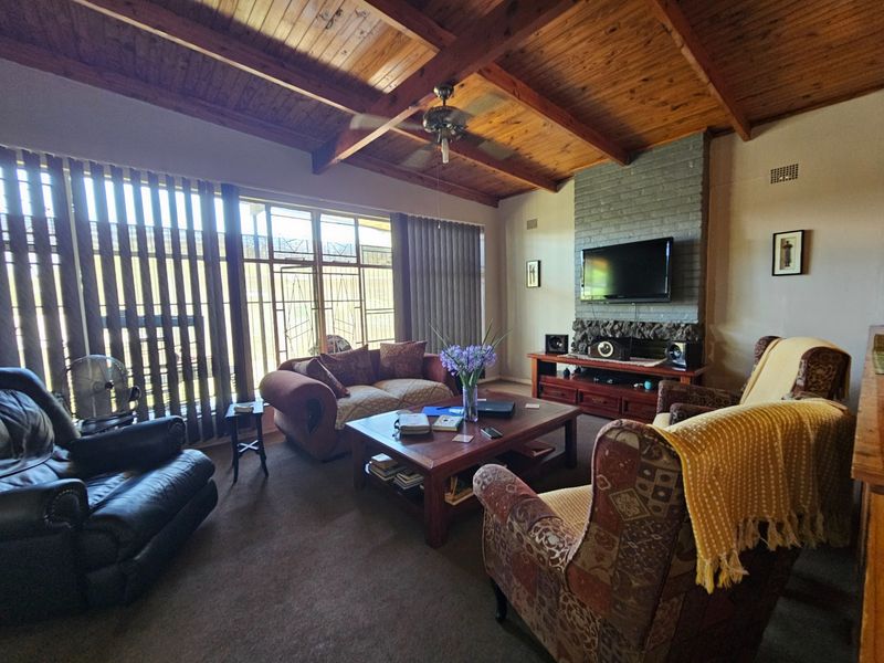 4 Bedroom House, Pool and 2 Garages in Popular Neighborhood For Sale in Barberton - Photo 7