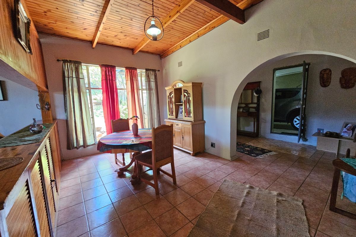 4 Bedroom House, Pool and 2 Garages in Popular Neighborhood For Sale in Barberton - Photo 4