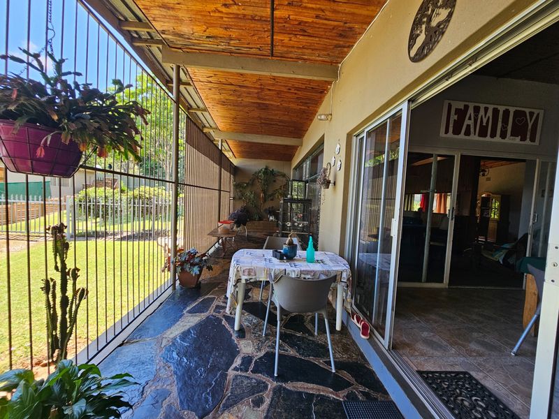 4 Bedroom House, Pool and 2 Garages in Popular Neighborhood For Sale in Barberton - Photo 9