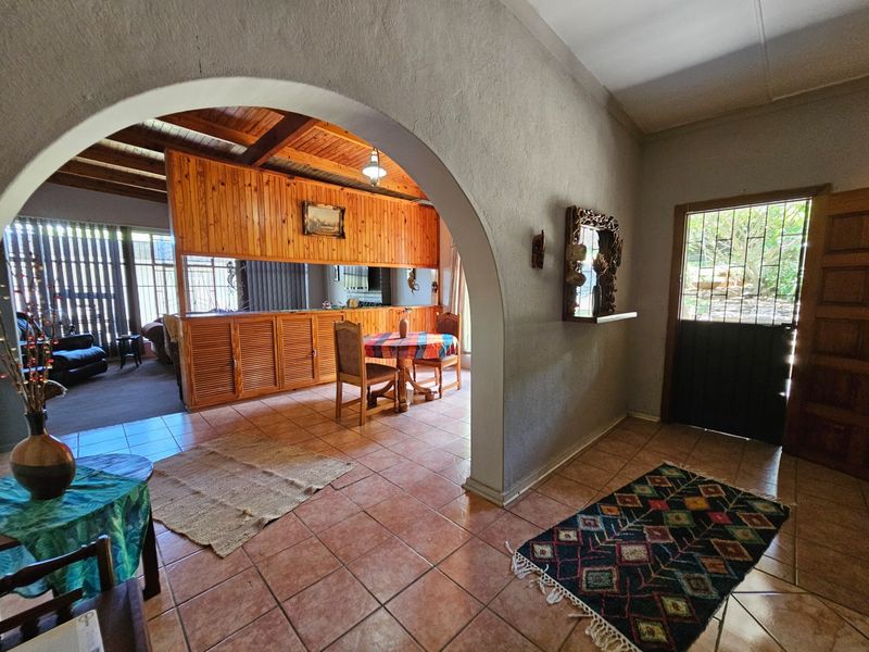 4 Bedroom House, Pool and 2 Garages in Popular Neighborhood For Sale in Barberton - Photo 2