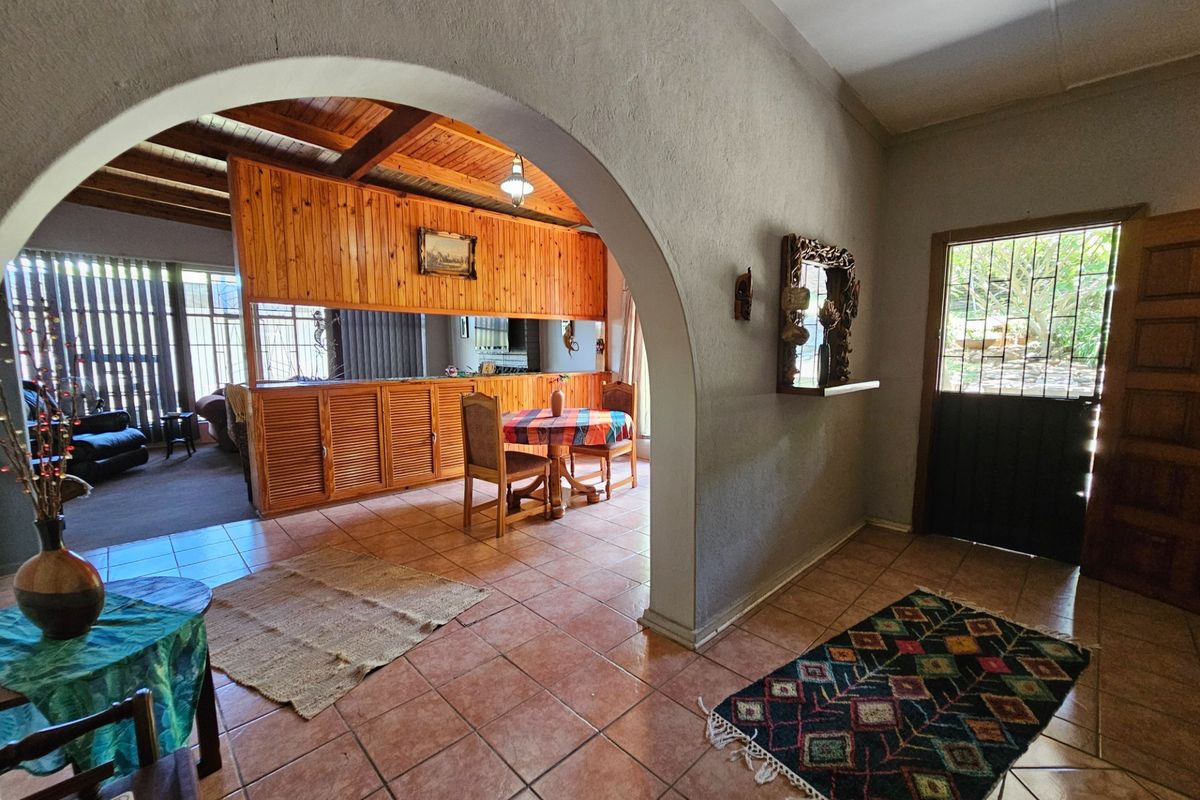 4 Bedroom House, Pool and 2 Garages in Popular Neighborhood For Sale in Barberton - Photo 2