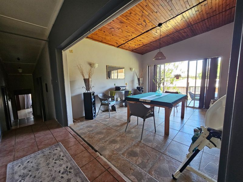 4 Bedroom House, Pool and 2 Garages in Popular Neighborhood For Sale in Barberton - Photo 5