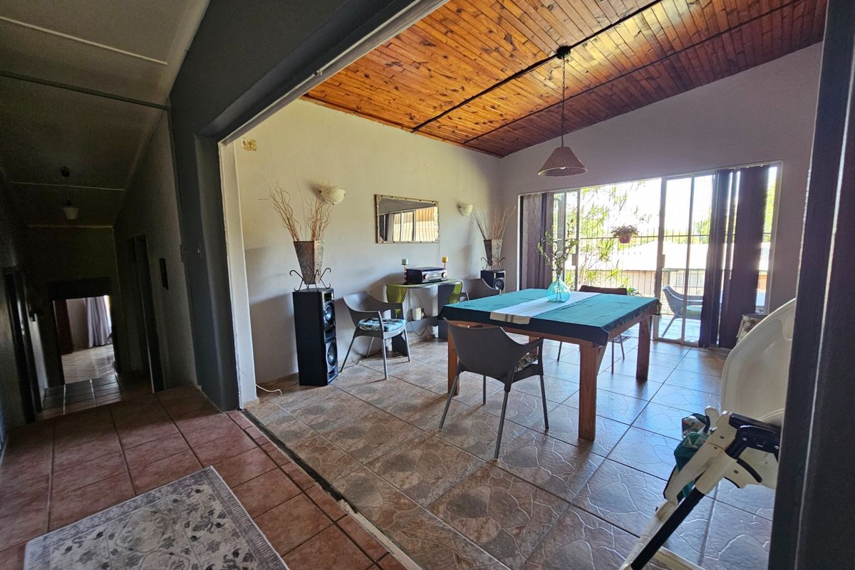 4 Bedroom House, Pool and 2 Garages in Popular Neighborhood For Sale in Barberton - Photo 5