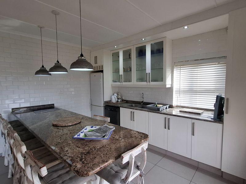 SHELLY BEACH : COMFORTABLE FURNSIHED THREE BEDROOM UNIT WITH 180 DEGREES SEAVIEW - Photo 8