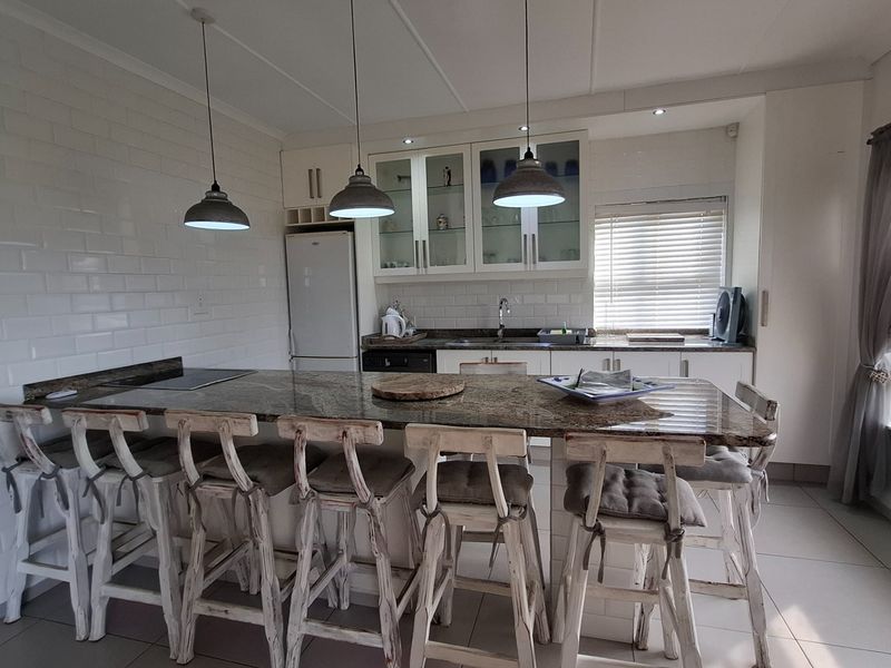 SHELLY BEACH : COMFORTABLE FURNSIHED THREE BEDROOM UNIT WITH 180 DEGREES SEAVIEW - Photo 7