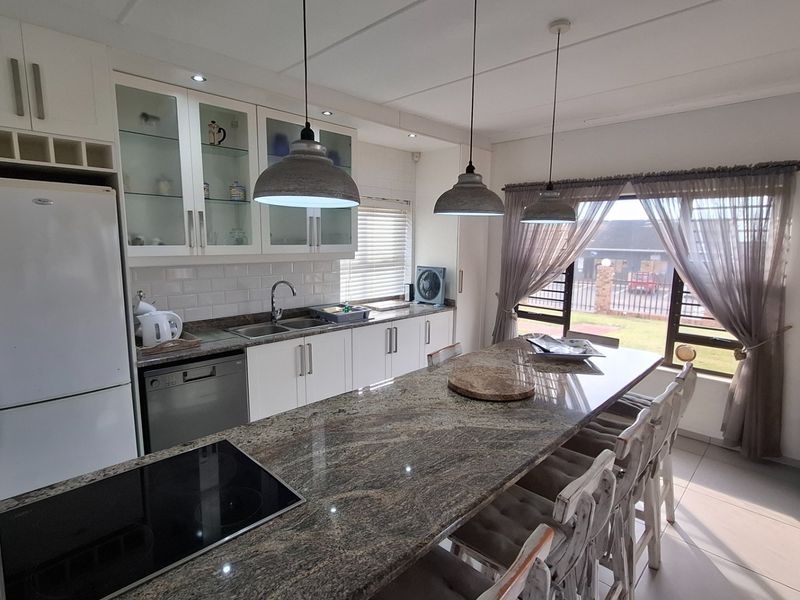 SHELLY BEACH : COMFORTABLE FURNSIHED THREE BEDROOM UNIT WITH 180 DEGREES SEAVIEW - Photo 6