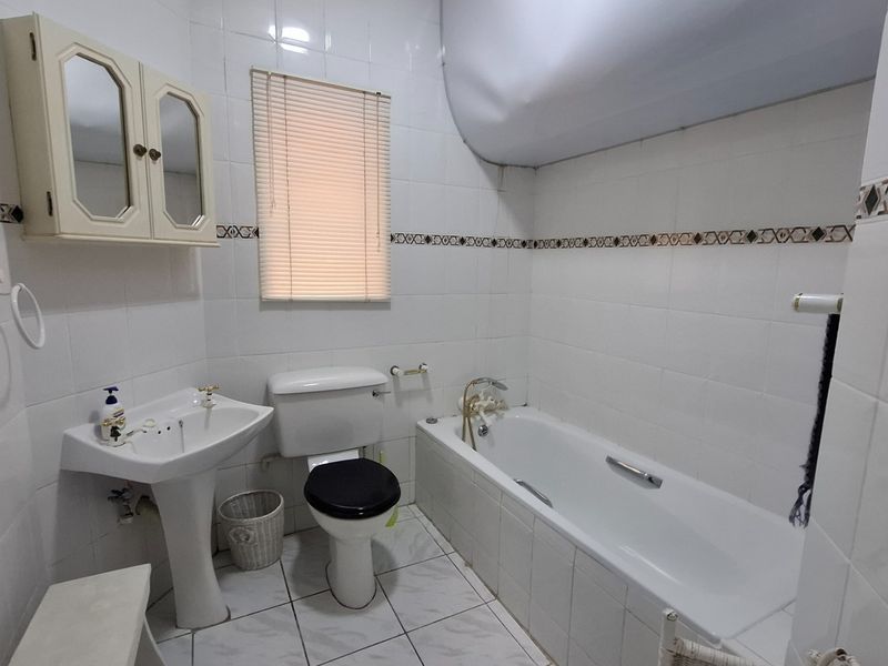 SHELLY BEACH : COMFORTABLE FURNSIHED THREE BEDROOM UNIT WITH 180 DEGREES SEAVIEW - Photo 10