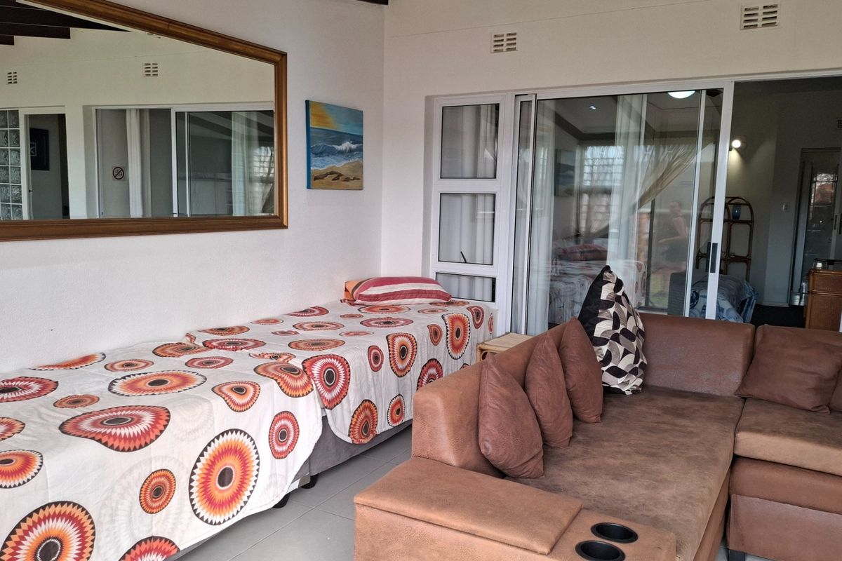 SHELLY BEACH : COMFORTABLE FURNSIHED THREE BEDROOM UNIT WITH 180 DEGREES SEAVIEW - Photo 4