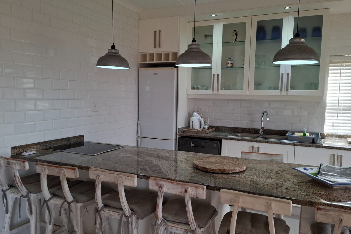 SHELLY BEACH : COMFORTABLE FURNSIHED THREE BEDROOM UNIT WITH 180 DEGREES SEAVIEW - Photo 5