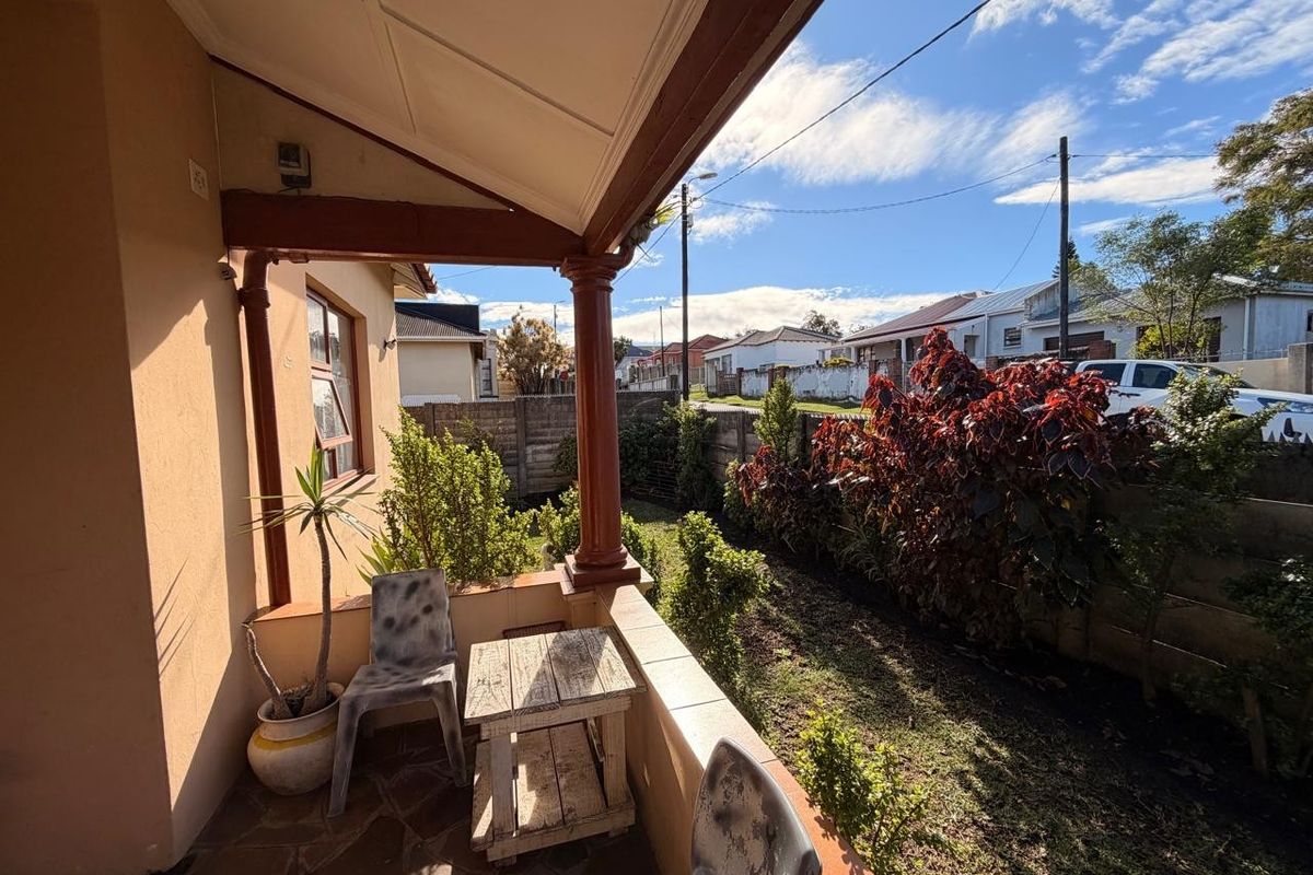 Investor's Dream on a Large 1,011m2 Erf with Multiple Income Opportunities - Photo 5