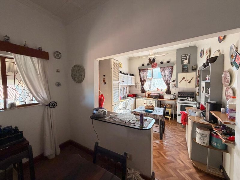 Investor's Dream on a Large 1,011m2 Erf with Multiple Income Opportunities - Photo 9