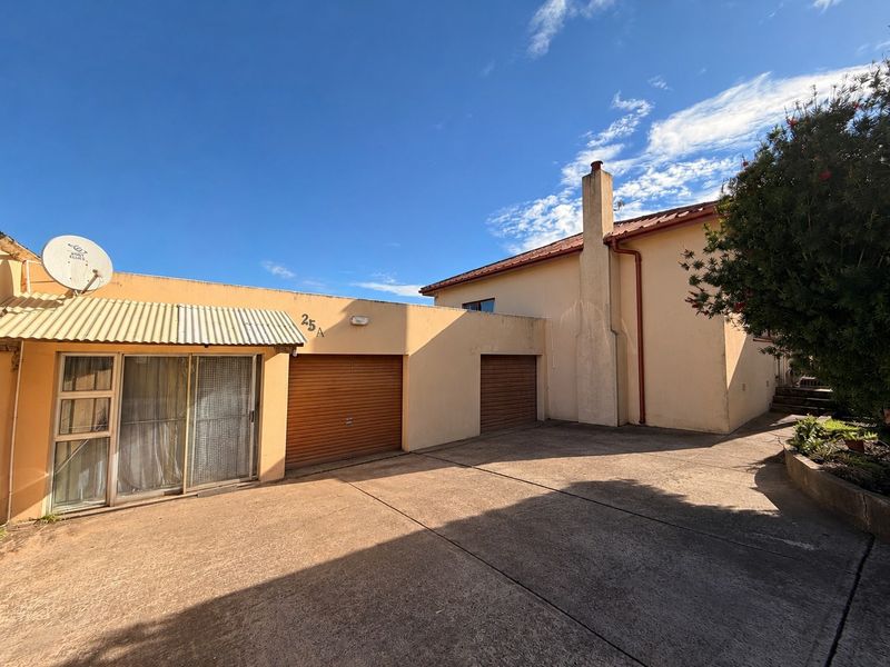 Investor's Dream on a Large 1,011m2 Erf with Multiple Income Opportunities - Photo 3