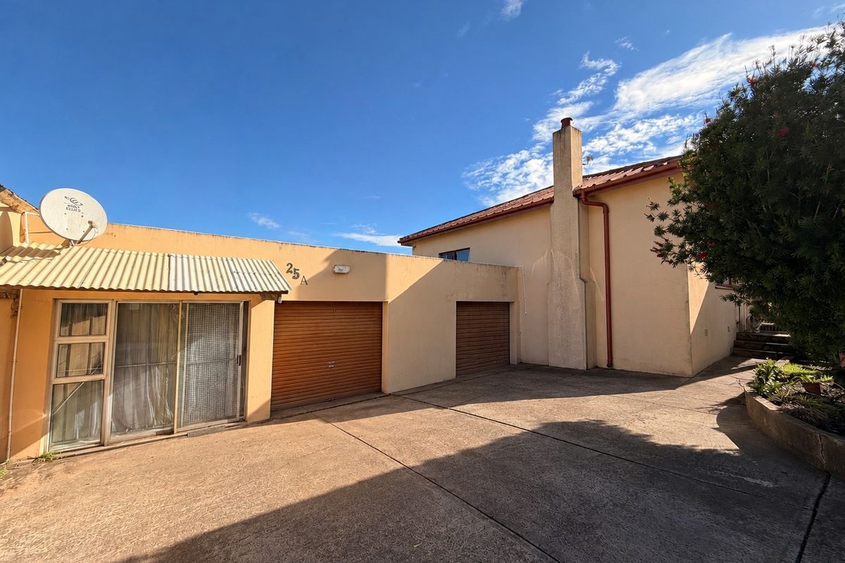 Investor's Dream on a Large 1,011m2 Erf with Multiple Income Opportunities - Photo 3