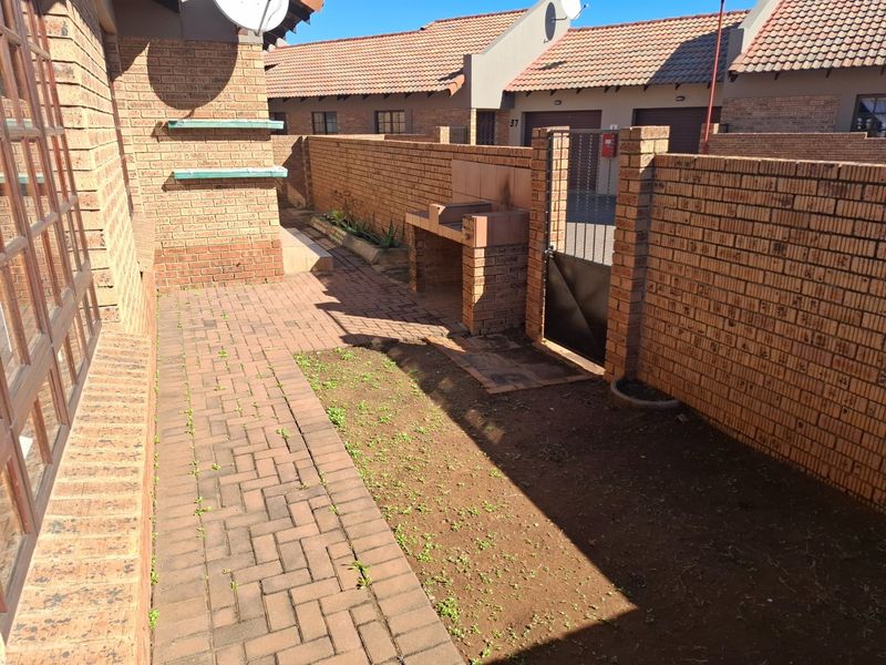 Move in ready 2 bedroom townhouse in secure complex - Photo 8