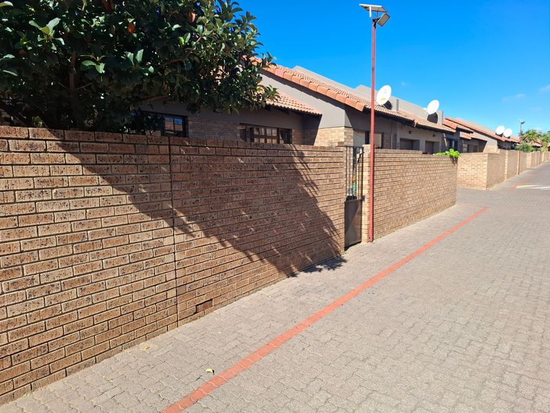 Move in ready 2 bedroom townhouse in secure complex - Photo 6