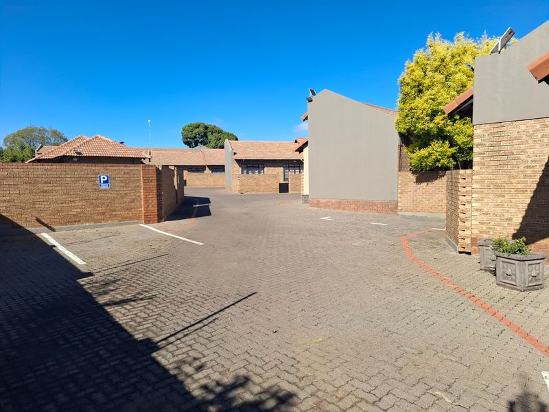 Move in ready 2 bedroom townhouse in secure complex - Photo 3