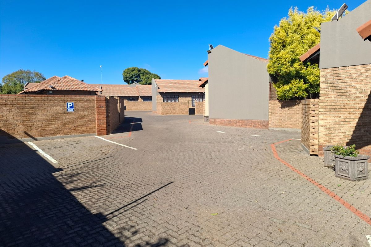 Move in ready 2 bedroom townhouse in secure complex - Photo 3