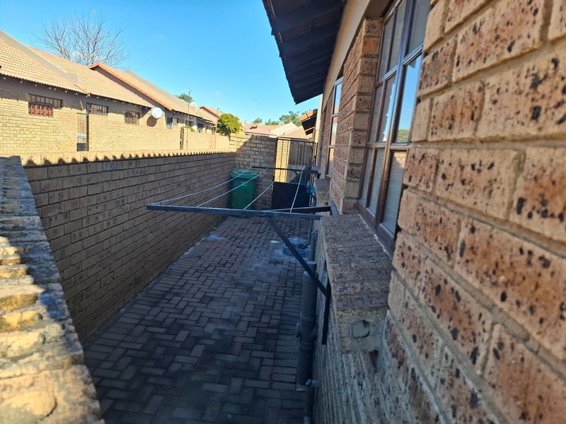 Move in ready 2 bedroom townhouse in secure complex - Photo 10
