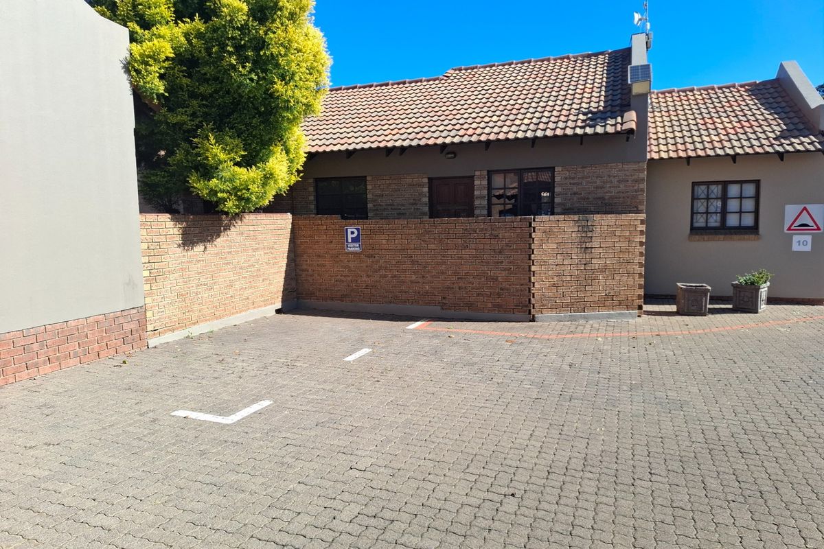 Move in ready 2 bedroom townhouse in secure complex - Photo 2