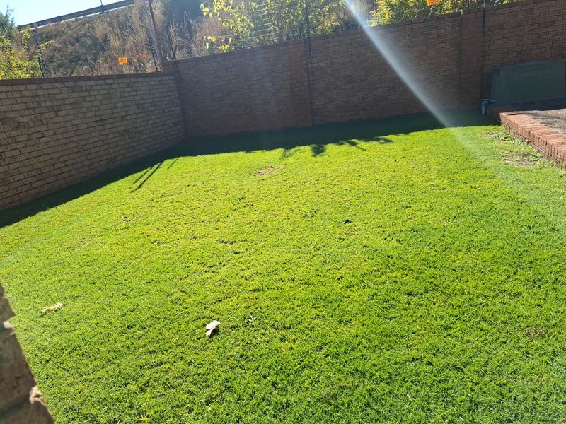 Move in ready 2 bedroom townhouse in secure complex - Photo 4