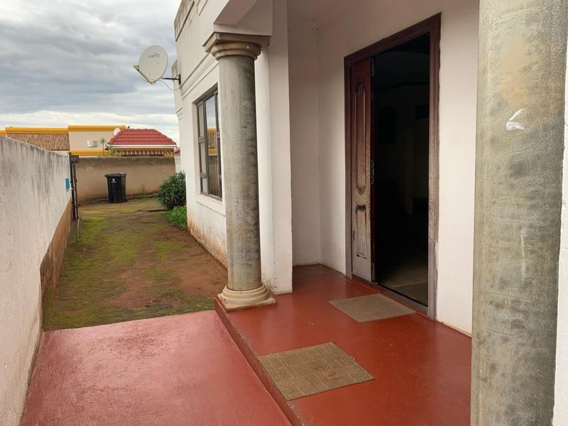 5 Bedroom House for sale in Vosloorus Ext 7 - Photo 1