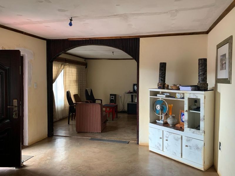 5 Bedroom House for sale in Vosloorus Ext 7 - Photo 4