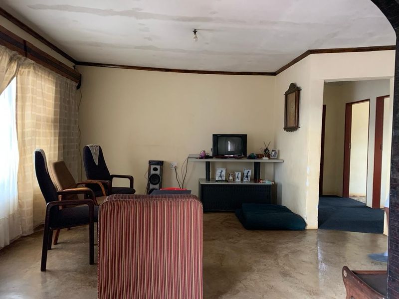 5 Bedroom House for sale in Vosloorus Ext 7 - Photo 3