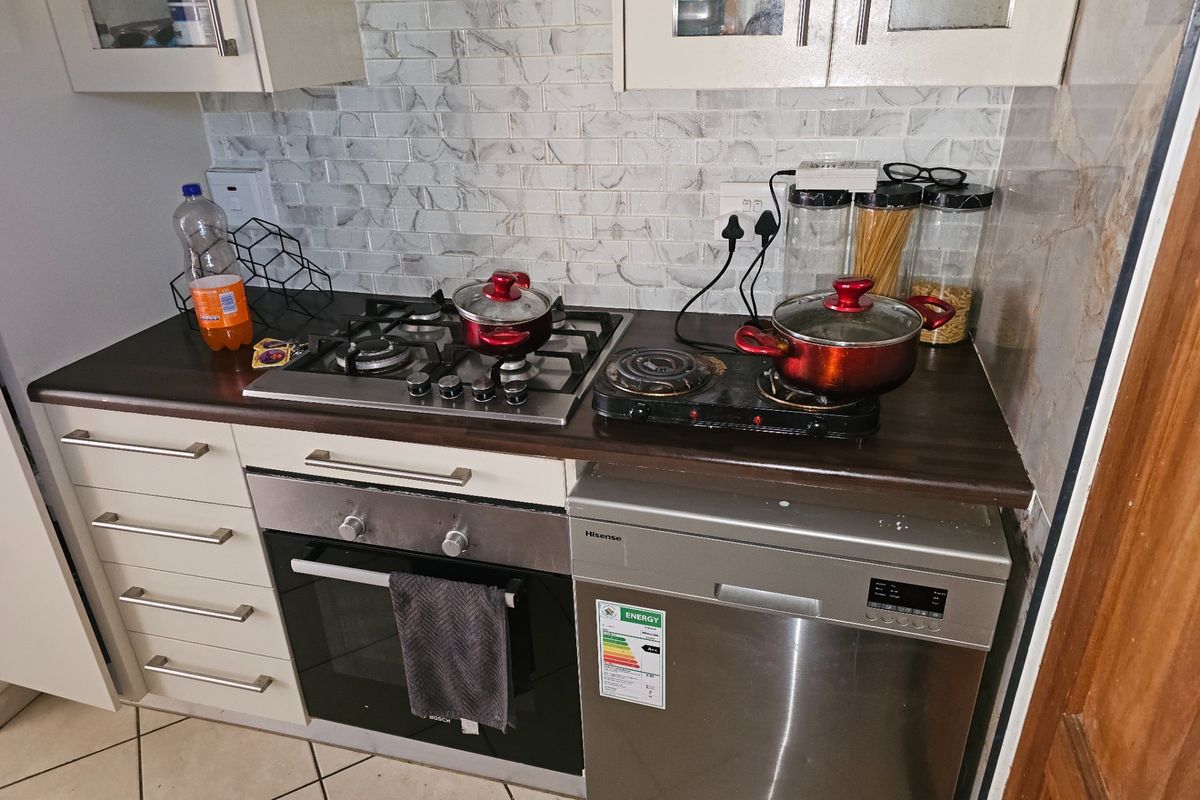 Stand Alone 3 Bedroom 2 Bath House To Rent in Blue Hills, Midrand - Photo 5