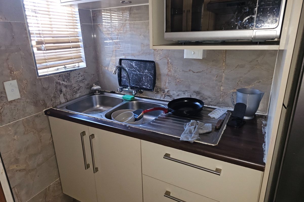 Stand Alone 3 Bedroom 2 Bath House To Rent in Blue Hills, Midrand - Photo 2